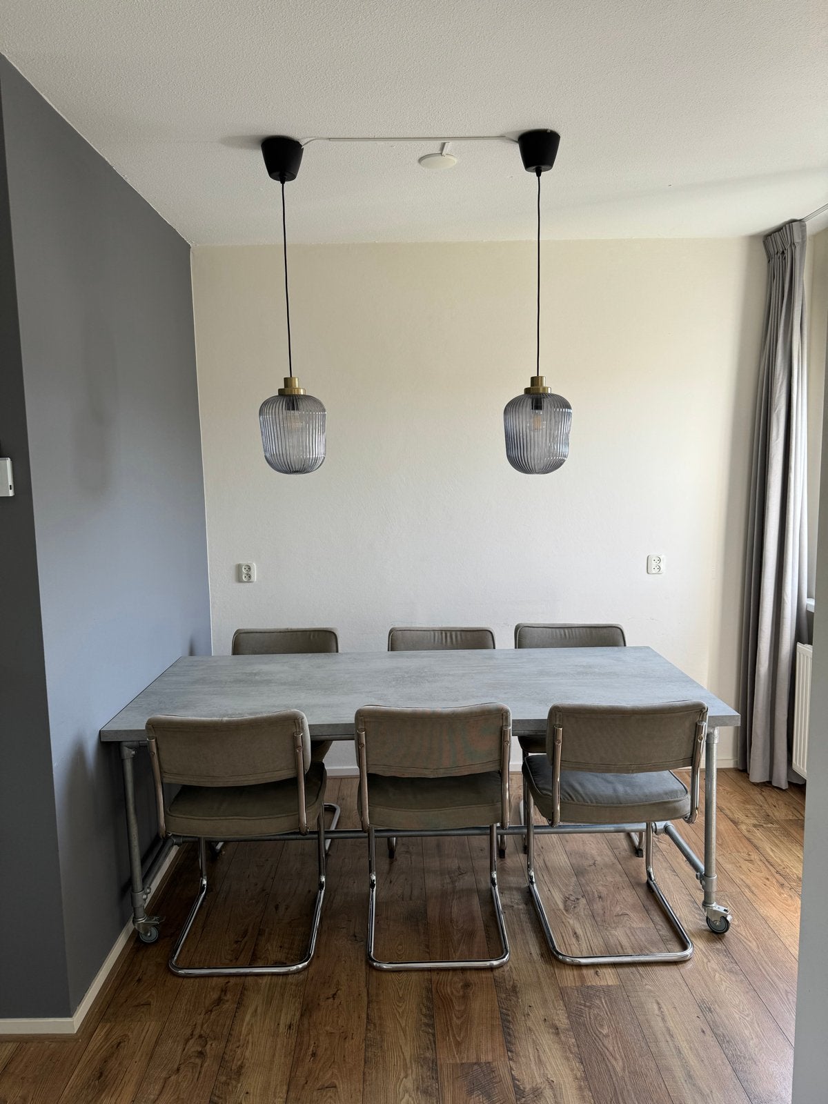 Industriële eettafel met betonnen look en metalen onderstel, Ophalen, Gebruikt, 200 cm of meer, 50 tot 100 cm