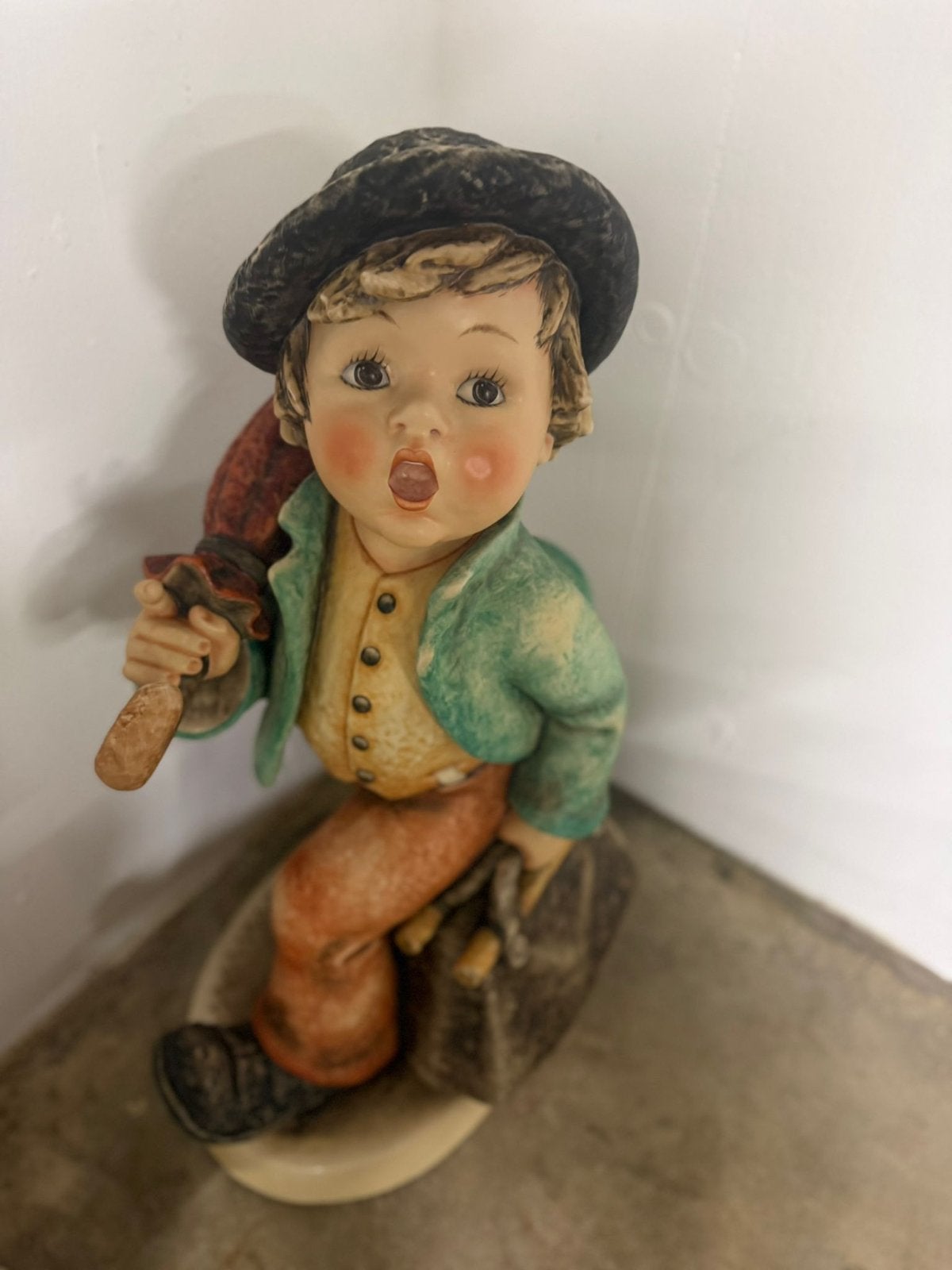Zeldzaambeeldje jongen met paraplu en tas goebel hummel 80cm, Ophalen, Gebruikt, Mens