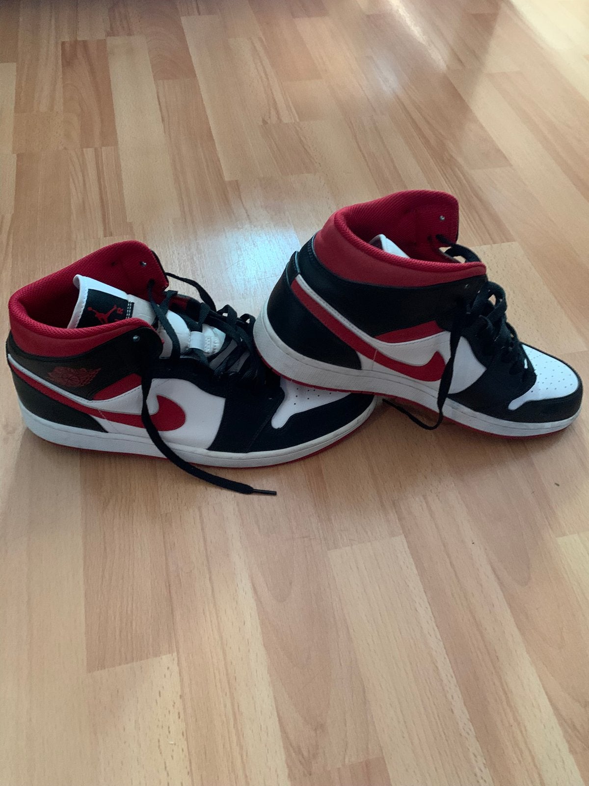 Mooie Nikes aire Jordan 1mid, Ophalen of Verzenden, Zo goed als nieuw, Schoenen