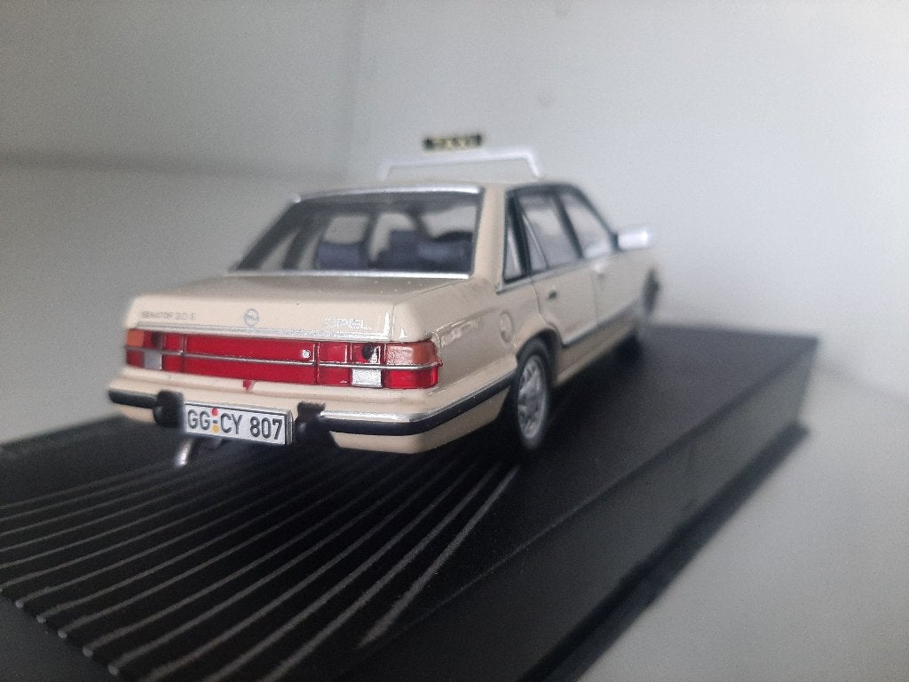Opel senator A2 taxi Opel collection 1:43, Ophalen of Verzenden, Zo goed als nieuw, Auto, Overige merken