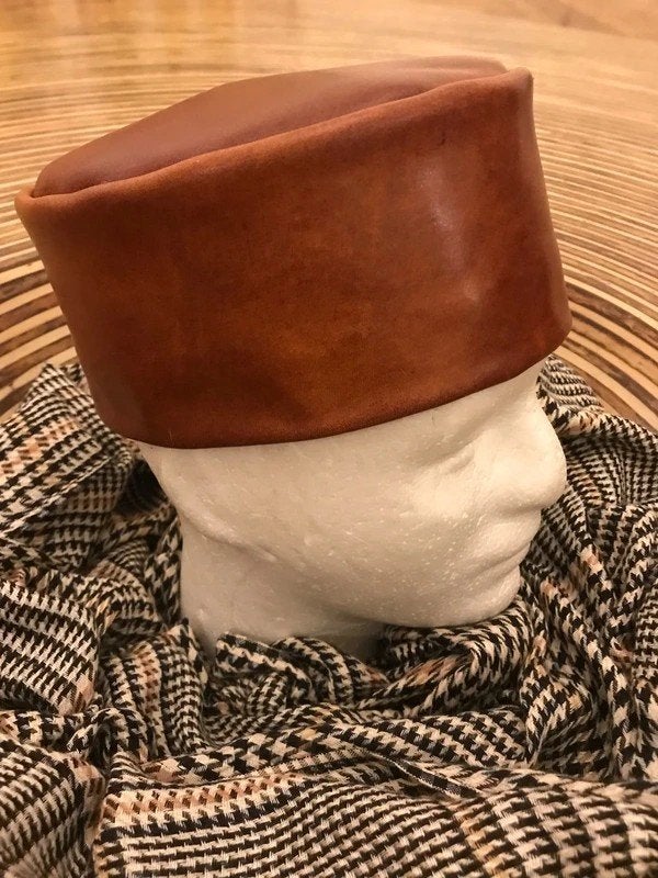 Bruine leren hoed pillbox toque - Stijlvol en uniek mt 56/57, 56 of 57 cm (M, 7 of 7⅛ inch), Verzenden, Hoed, Nieuw