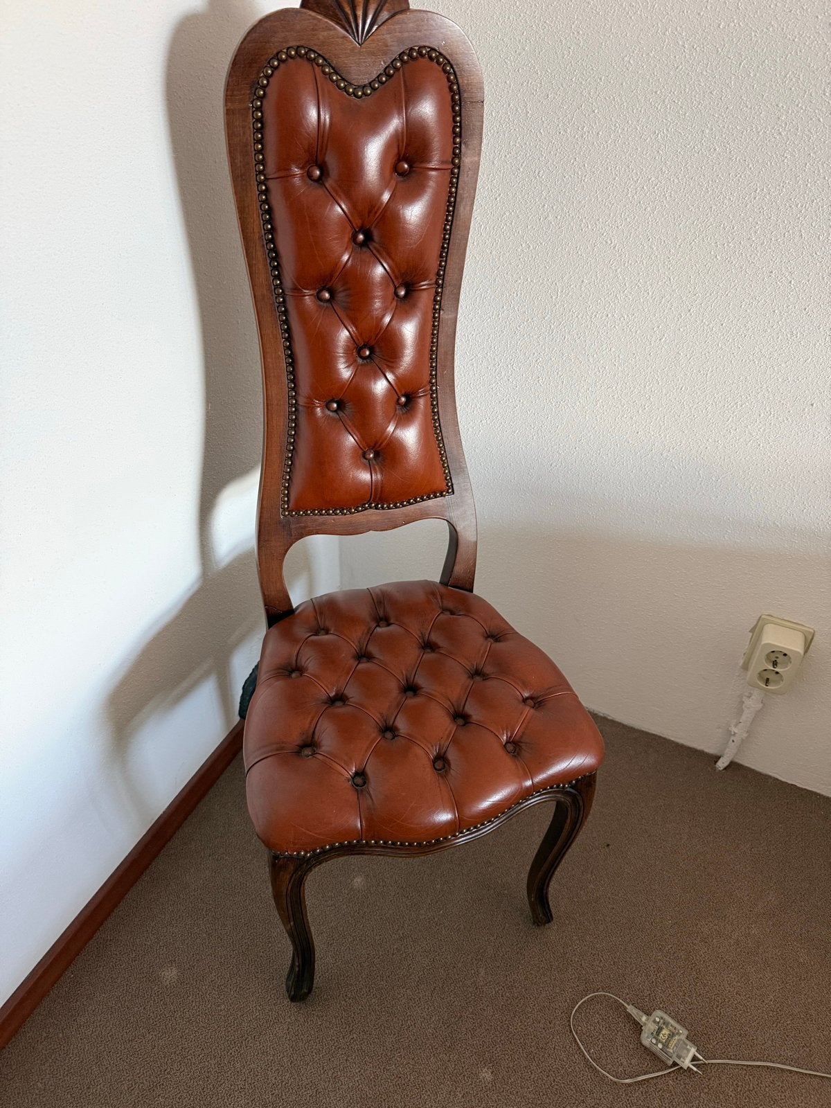 Klassieke leren stoel met gecapitonneerde bekleding, Ophalen