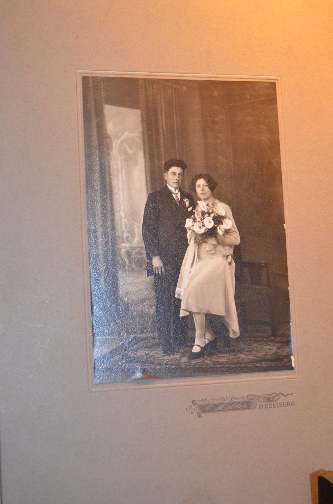Oude foto van een bruidspaar Middelburg e. o. . Ong. 1920, Gebruikt, Foto, Ophalen of Verzenden, Voor 1940