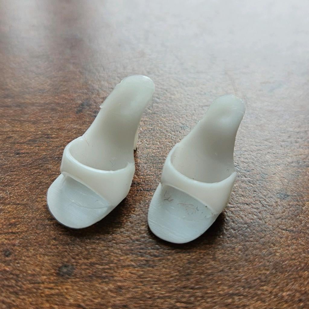 GERESETVEERD Vintage Barbie schoentjes OTS wit Japan, Ophalen of Verzenden, Accessoires