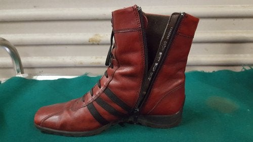 dames laarsjes , rood met zwart, merk caprice, on air, Ophalen of Verzenden, 'T Olde Gre-j, Info@toldegrej.nl, Endepoelstraat 20f Didam