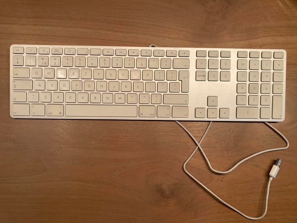 Apple toetsenbord met numeriek gedeelte - Bedraad, Computers en Software, Toetsenborden, Ophalen of Verzenden, Qwerty, Gebruikt