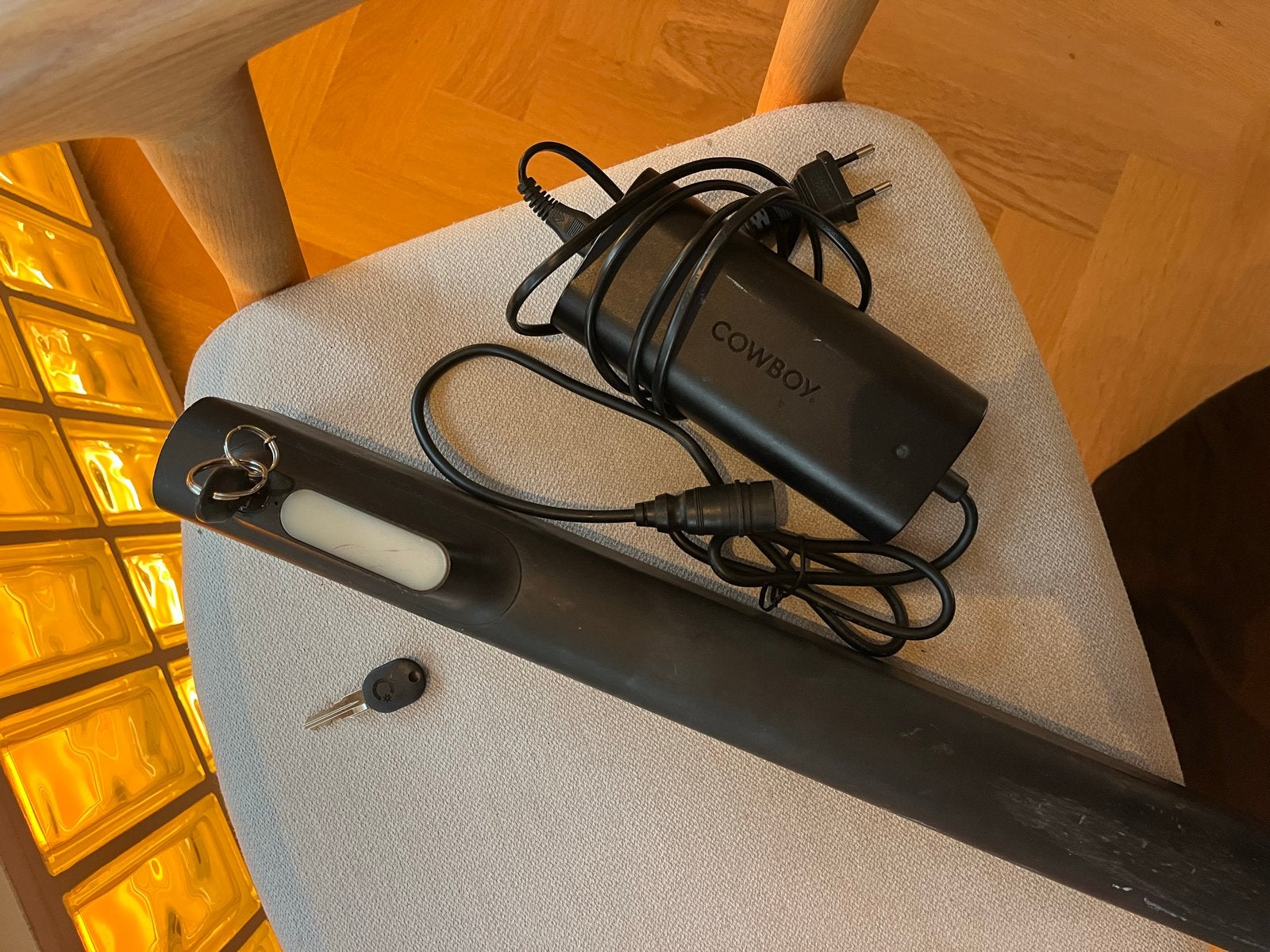 Cowboy accu en oplader met 2 sleutels, Fietsen en Brommers, Ophalen of Verzenden, Gebruikt