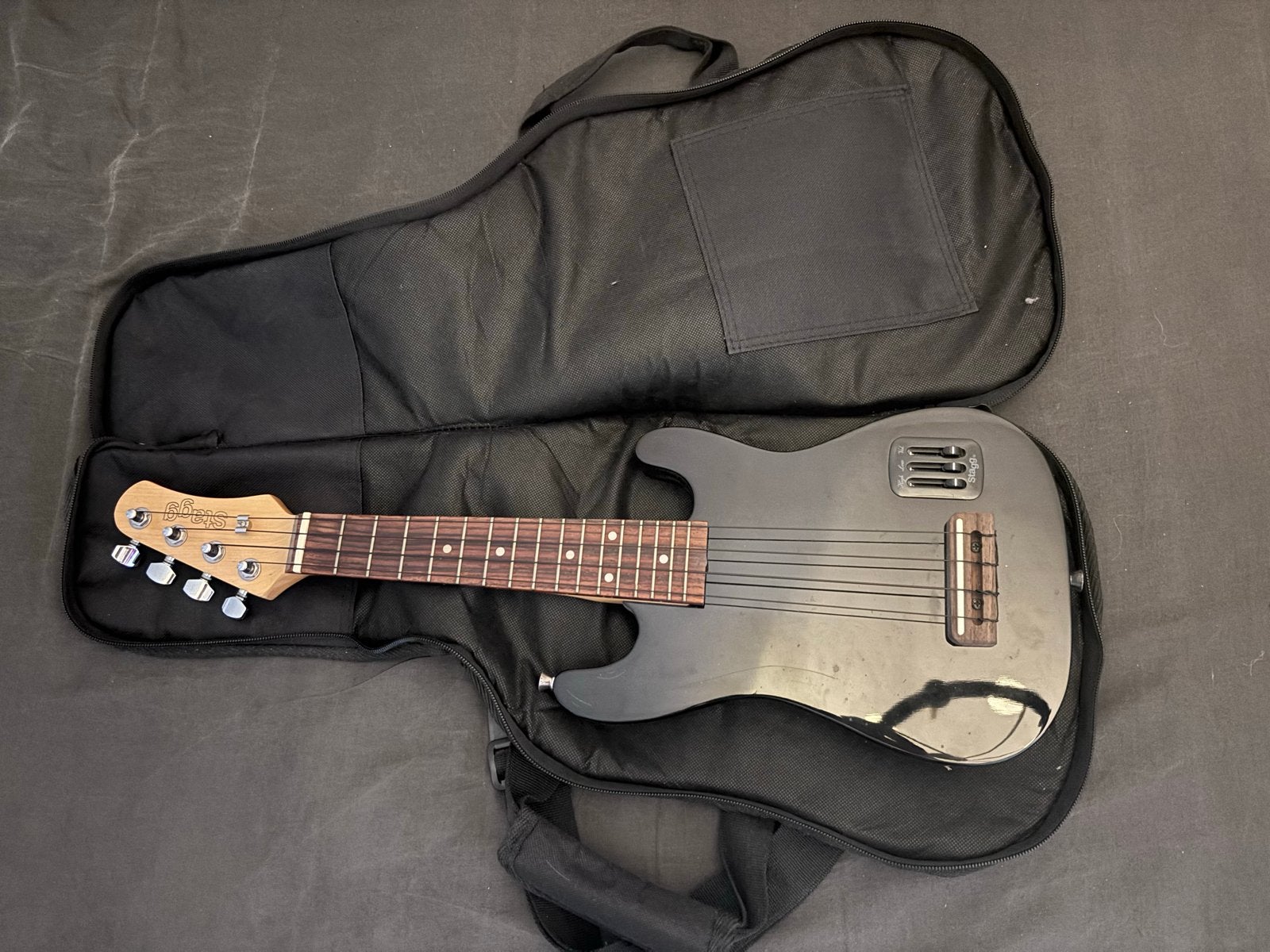 Stagg elektrische ukelele (travel/silent) incl. tas, Ophalen, Zo goed als nieuw, Solid body, Overige merken