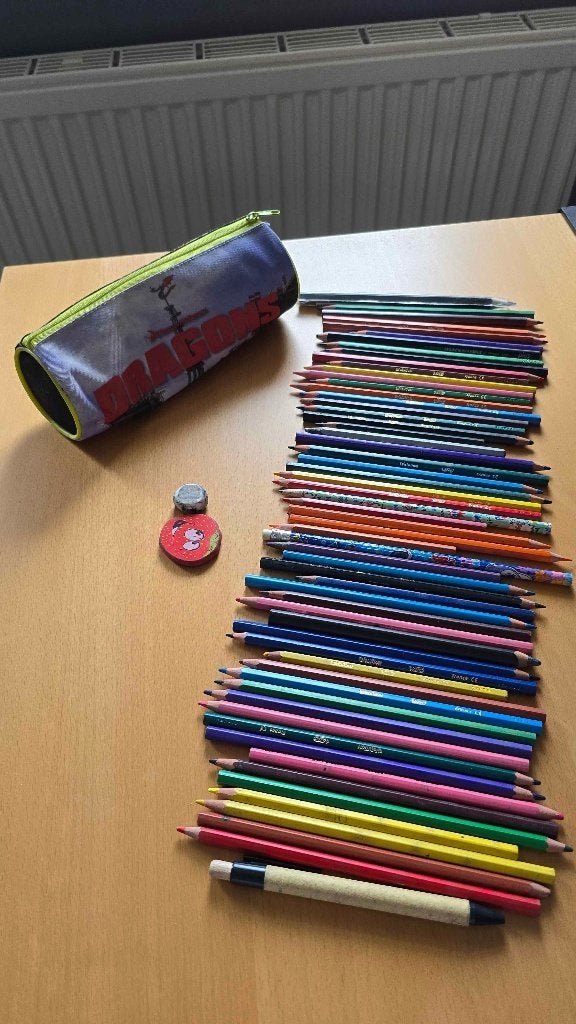 HTTYD Etui + grote set kleurpotloden, Ophalen of Verzenden, Gebruikt, Potlood of Stift