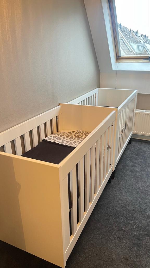 Twee witte ledikantjes met zwarte accenten, Ophalen, Gebruikt, Ledikant