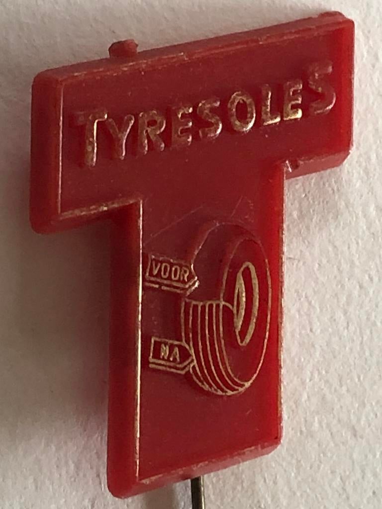 Vintage speldje / pin #2 Tyresoles - fabrikant autobanden, Ophalen of Verzenden, Gebruikt, Merk, Speldje of Pin