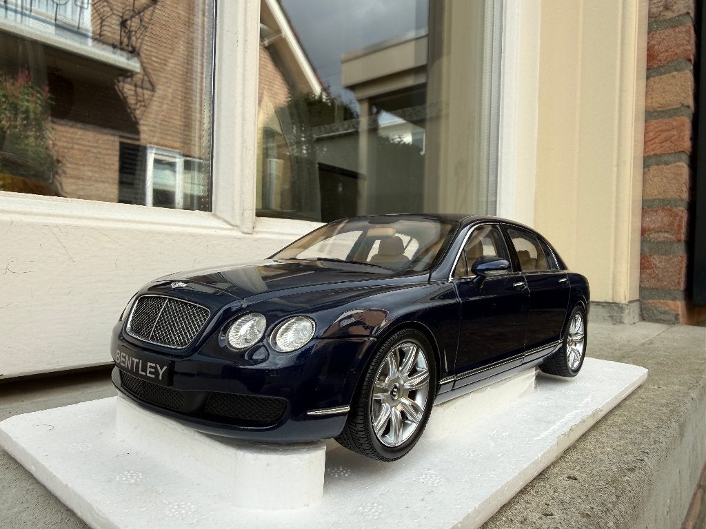 1:18 Bentley Flying Spur blauw 2005 Minichamps LAKOPWERKING, Hobby en Vrije tijd, Modelauto's | 1:18, Minichamps, Auto, Ophalen of Verzenden