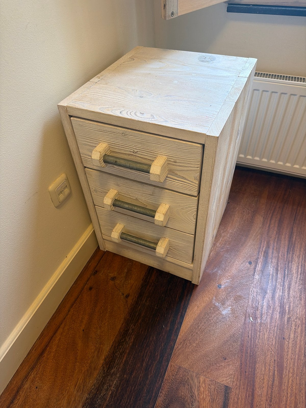 Steigerhouten nachtkastje met 3 lades - wit gebeitst, Ophalen, Gebruikt, Minder dan 45 cm, 55 tot 70 cm