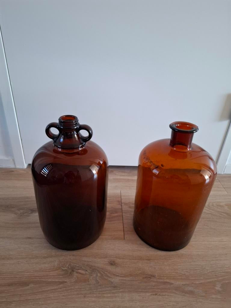 Twee Vintage Amberkleurige Glazen Flessen/Kruiken, Antiek en Kunst, Antiek | Vazen, Ophalen