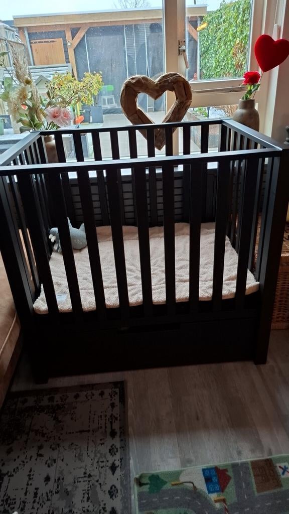Baby box Mees (babypark) met boxmatras en zwart hoeslaken., Ophalen, Gebruikt, Lade