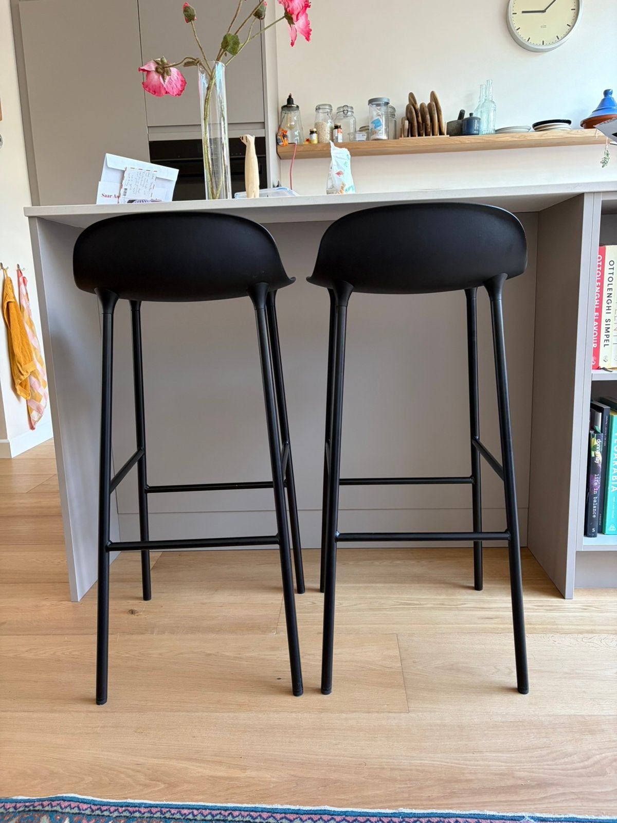 2x Normann Copenhagen Form Barkruk - H75 - Zwart, 2 krukken, Ophalen, Zo goed als nieuw, 60 tot 90 cm