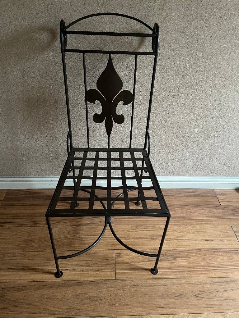 Zgan 2 smeedijzeren/gietijzeren stoelen met franse lelie, Ophalen