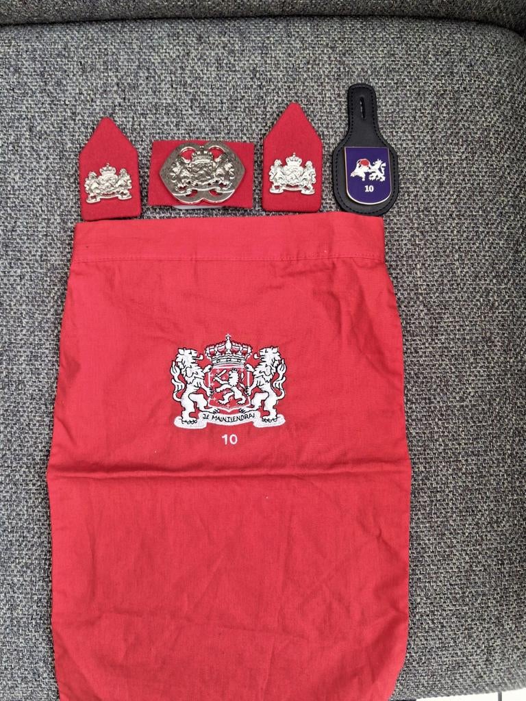DT 2000 Lot Natres.10 bataljon.Halsdoek-Hanger-Emblemen., Verzamelen, Ophalen of Verzenden, Landmacht, Nederland, Embleem of Badge