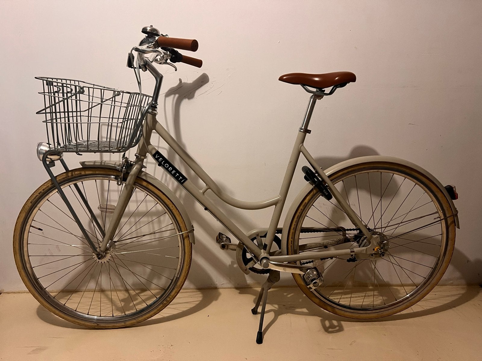 Veloretti fiets met mandje en versnellingen maat 56, Fietsen en Brommers, Fietsen | Dames | Damesfietsen, Gebruikt, Velgrem, Versnellingen