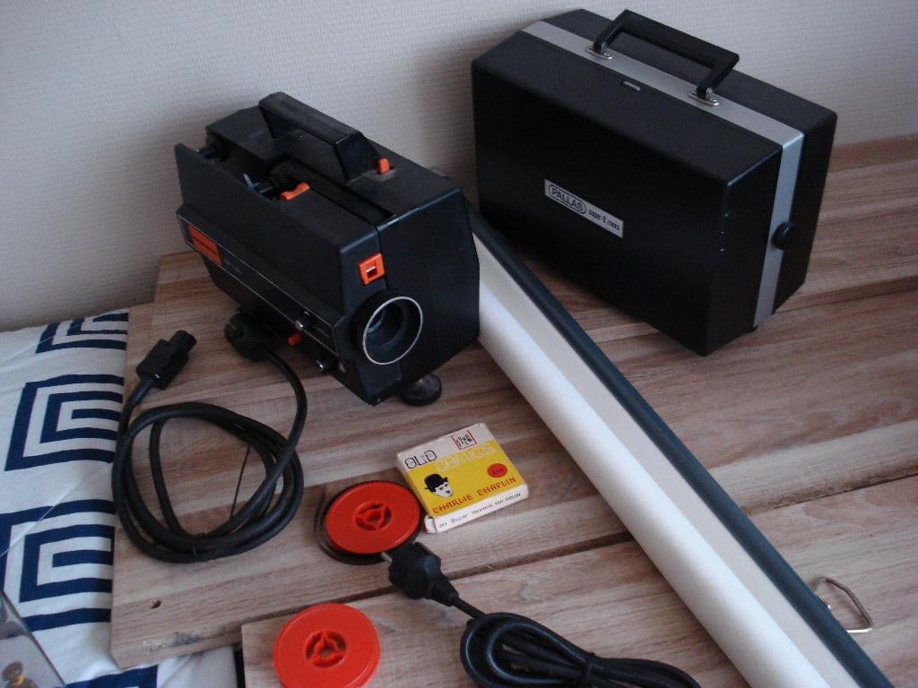 2 MAAL SUPER 8 FILMPROJECTORS MET PROJECTIESCHERM, Ophalen, Gebruikt