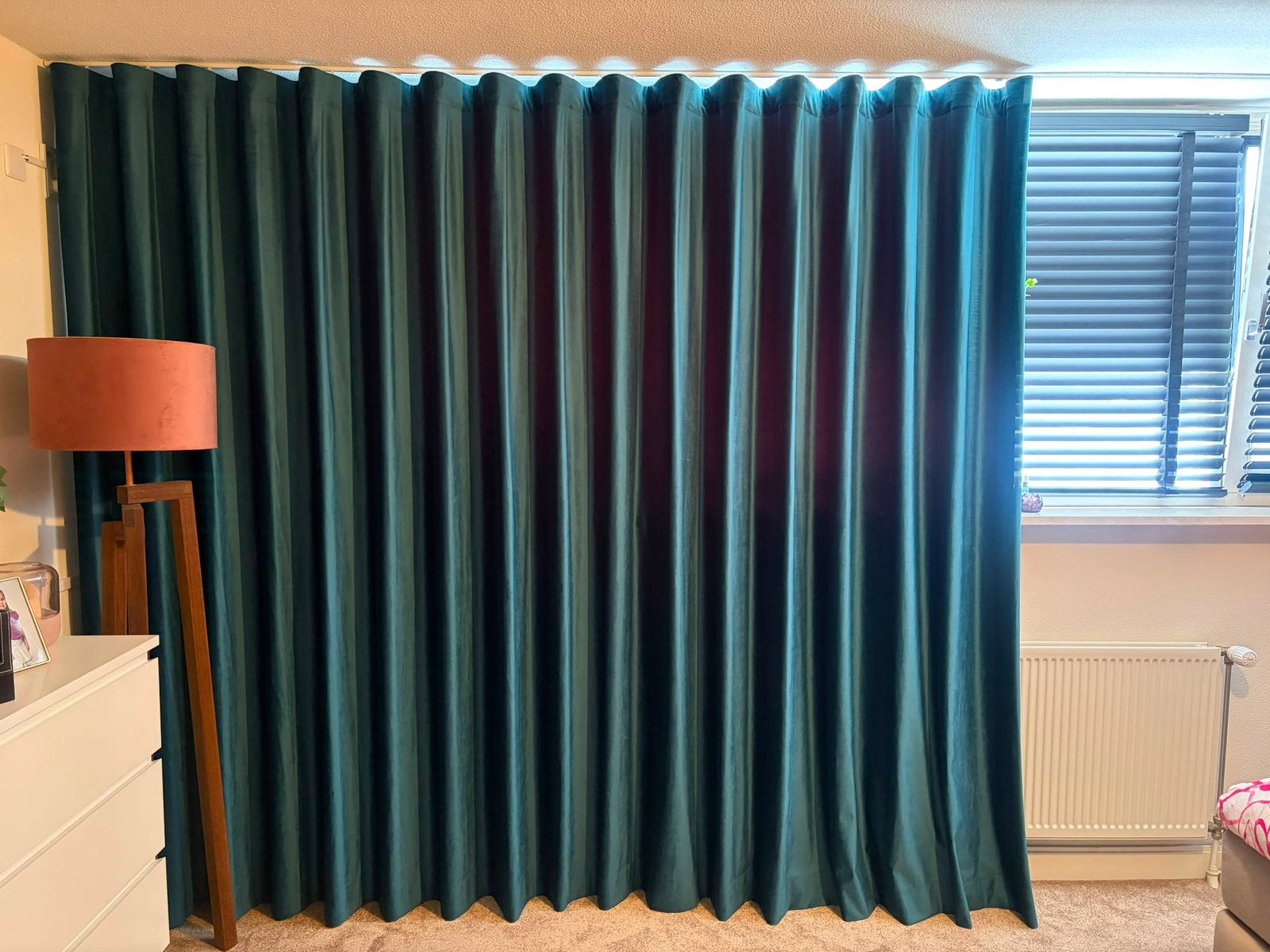 Prachtige velours/velvet gordijnen in petrol/diep turquoise, Huis en Inrichting, Ophalen, Blauw, Plooiafwerking, Zo goed als nieuw