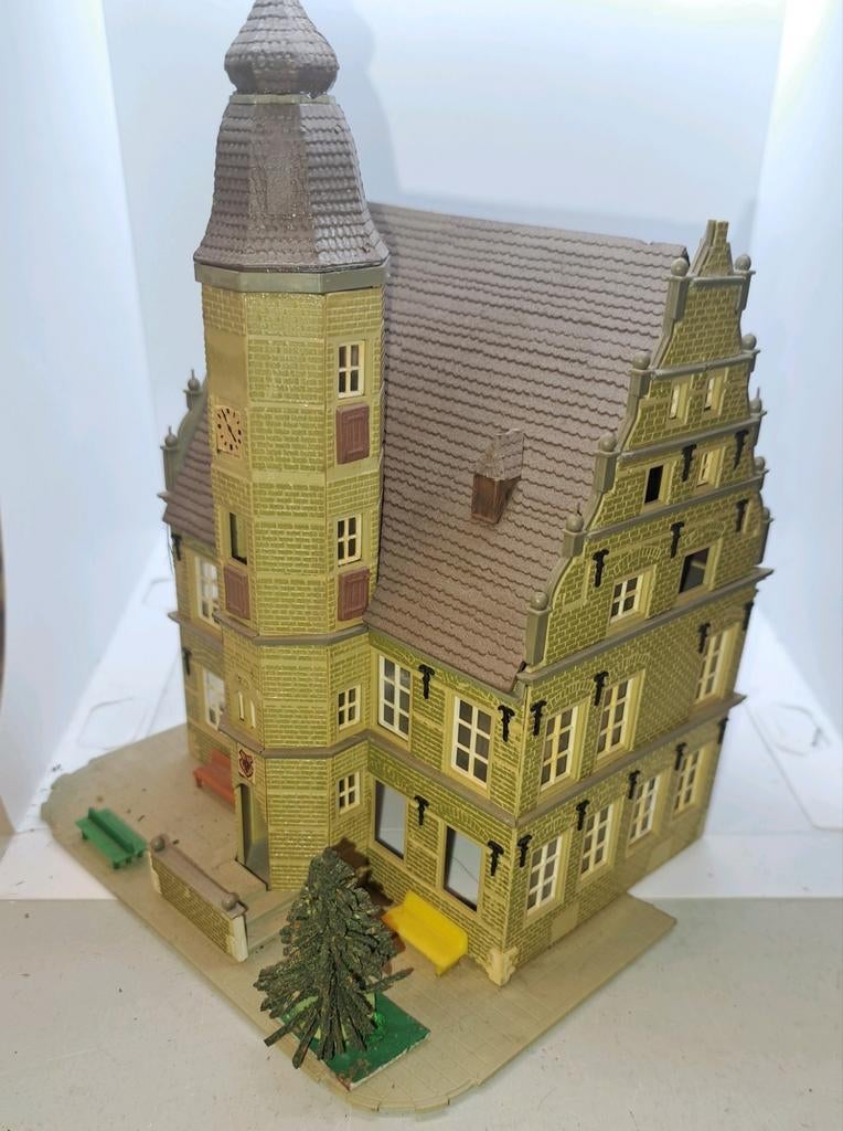 Stadhuis gebouw in ho, Hobby en Vrije tijd, Gebruikt, Gelijkstroom of Wisselstroom, Brug, Tunnel of Gebouw, Ophalen of Verzenden