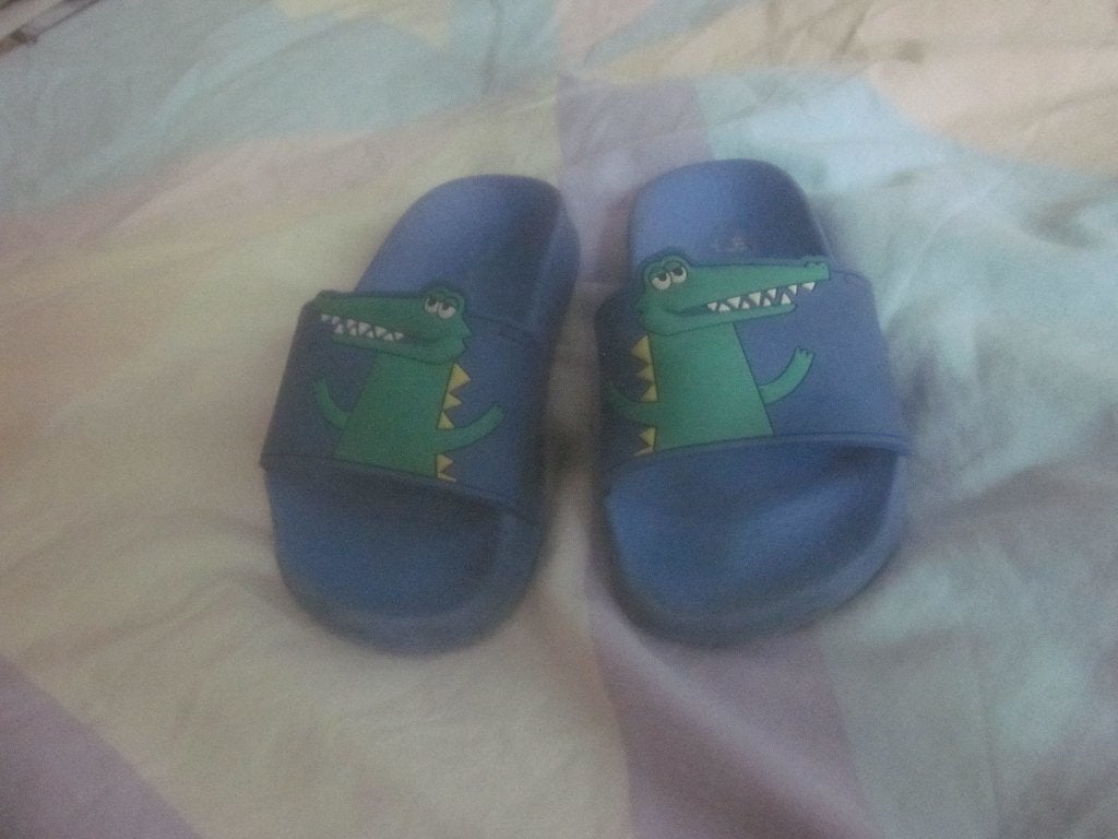 Mooie blauw/groen/witte badslippers krokodil maat 23 zgan, Overige typen, Ophalen of Verzenden, Zo goed als nieuw, Jongen