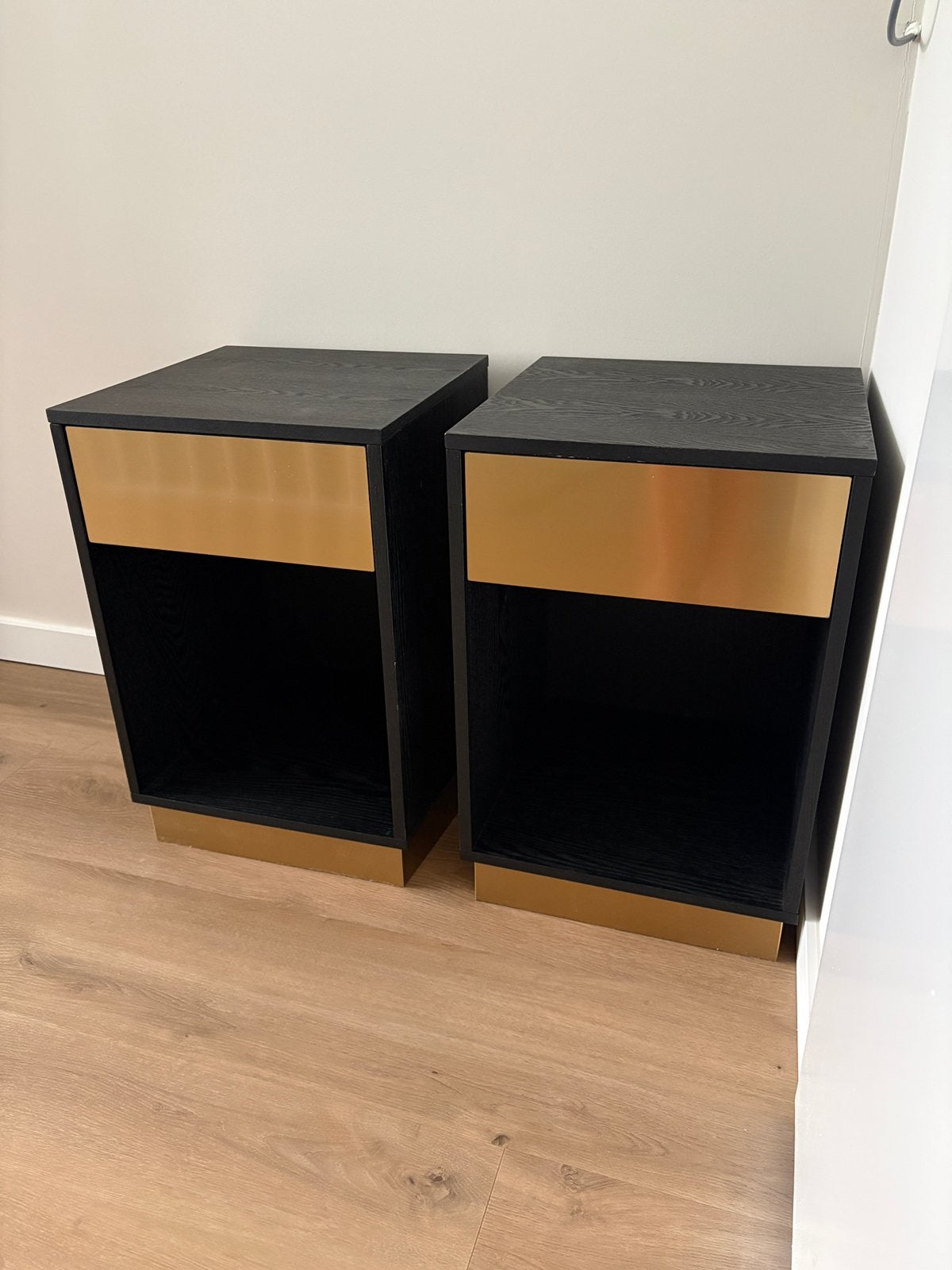 Twee houten nachtkastjes H&M | Zwart, Goud, Ophalen, Minder dan 45 cm