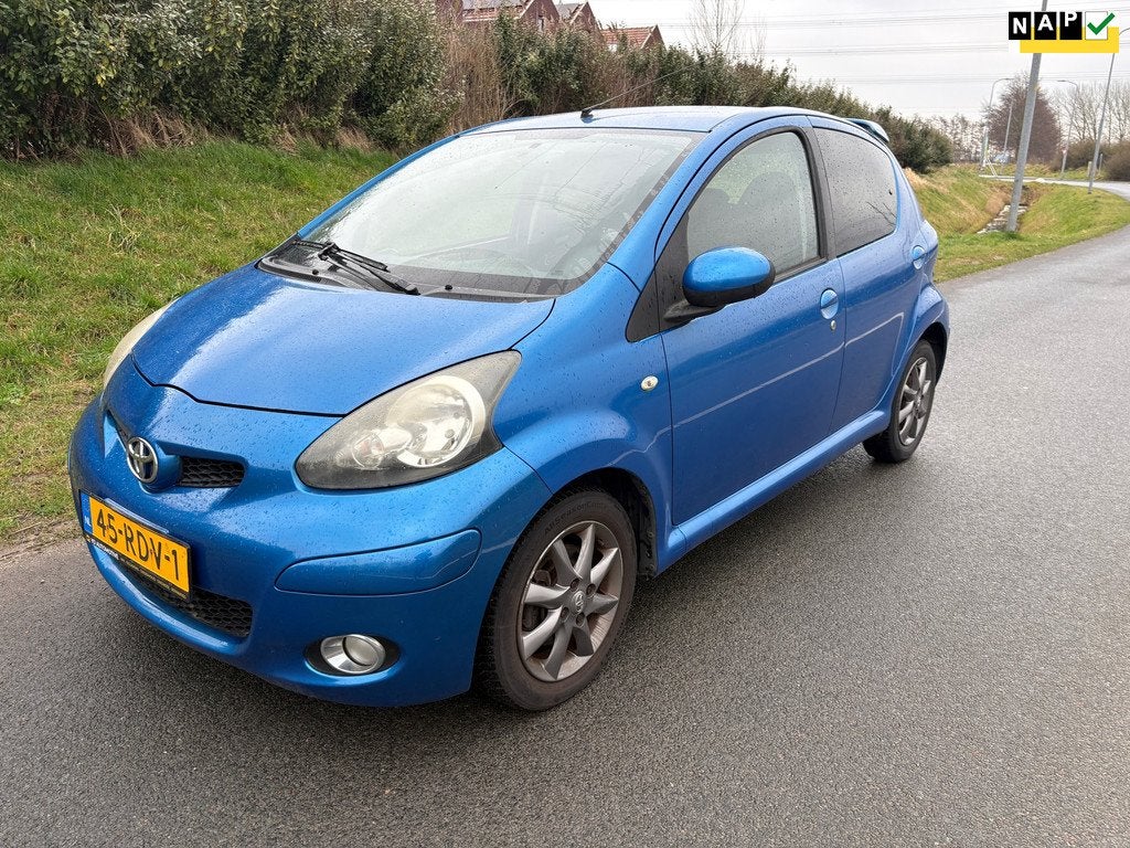 Toyota Aygo Toyota Aygo 1.0-12V Dynamic Navigator | 2011 | 2, Auto's, Toyota, Bedrijf, Te koop, Aygo, ABS, Airbags, Metallic lak