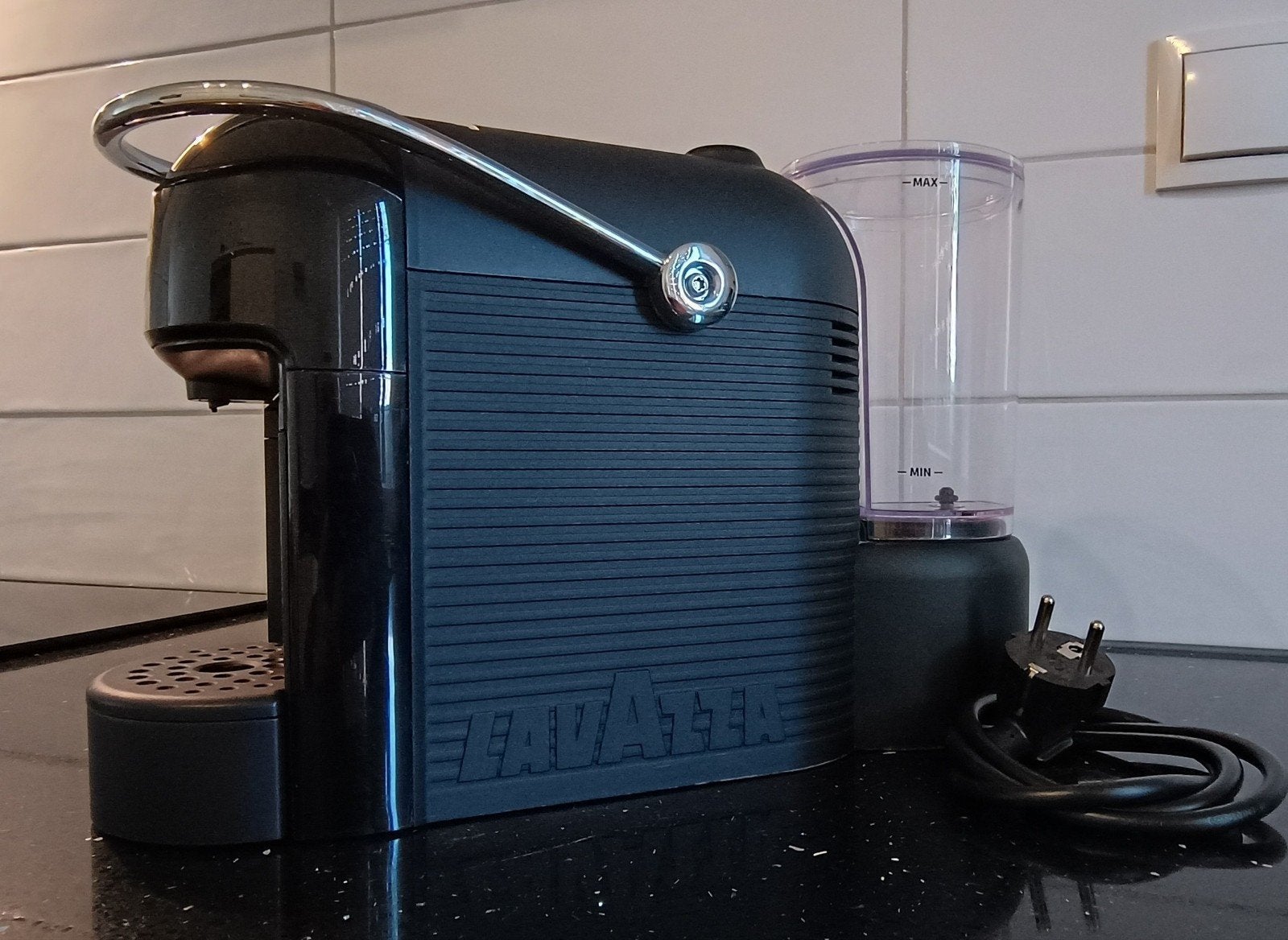 Lavazza A Modo Mio Jolie Espressomachine - Zwart, Espresso apparaat, Ophalen of Verzenden, Zo goed als nieuw, 1 kopje