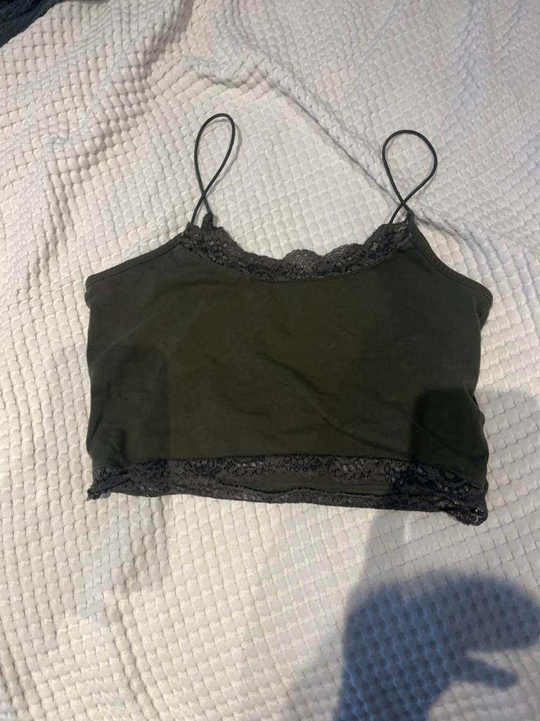 Donkergroene top met kanten details, Kleding | Dames, Ophalen of Verzenden, Zo goed als nieuw, Groen, Maat 36 (S)