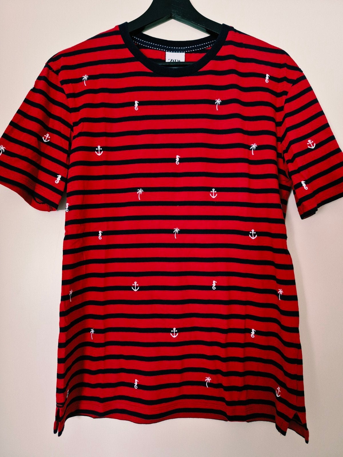 Rood met blauw gestreept t-shirt met witte printjes. Maat S., Zara, Nieuw, Ophalen of Verzenden, Rood