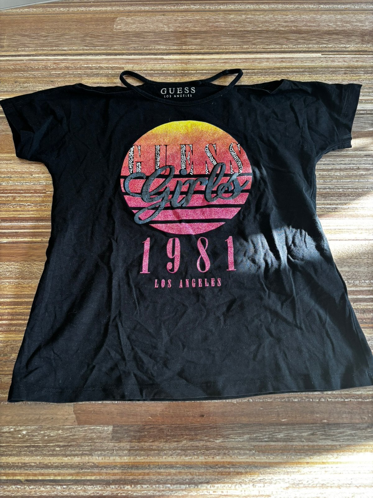 Shirt met open schouders en veel glitters van Guess maat 128, Kinderen en Baby's, Ophalen of Verzenden, Zo goed als nieuw, Meisje