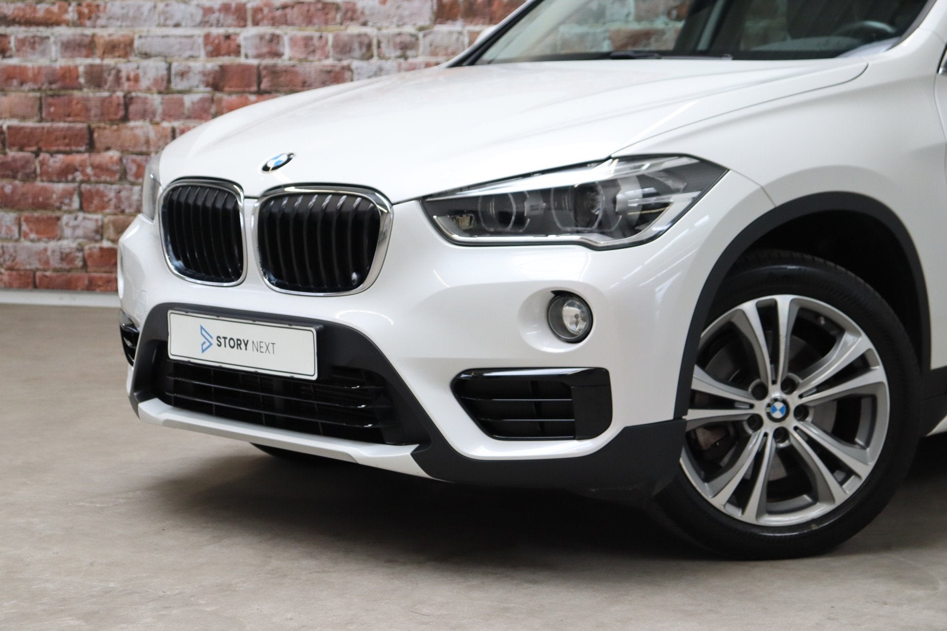 BMW X1 sDrive20i Executive Sport Line Automaat / Navigatie /, Auto's, 1998 cc, Stof, Euro 6, Parkeersensor