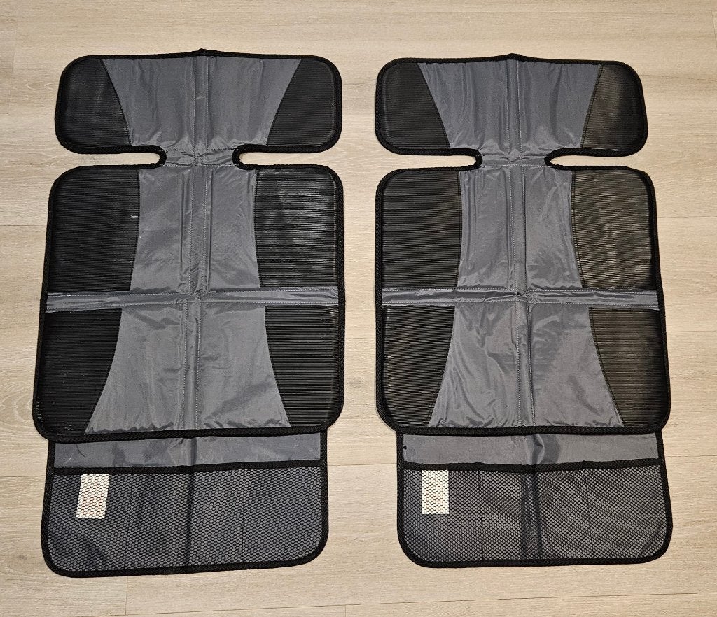 Twee AUTOSTOELBESCHERMERS  te koop, Overige merken, Overige methoden, 15 t/m 36 kg, Ophalen of Verzenden