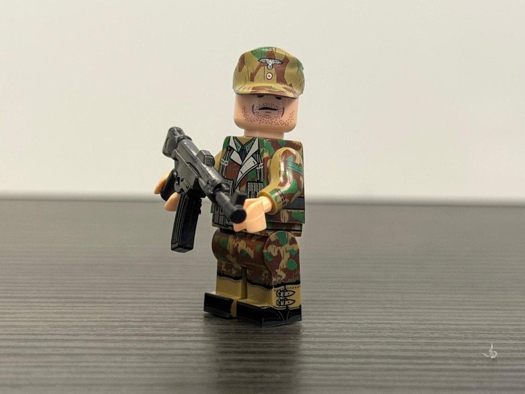 WW2 Wehrmacht soldier with camouflage uniform minifig +STG44, Verzamelen, Verzenden, Landmacht, Duitsland, Miniatuur of Beeldje