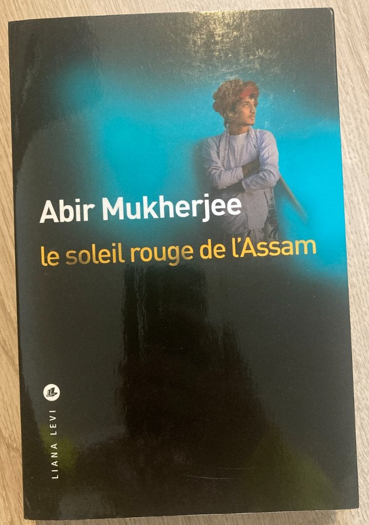 Livre, Abir Mukherjee / Le soleil rouge de l'Assam, Ophalen of Verzenden, Zo goed als nieuw, Fictie