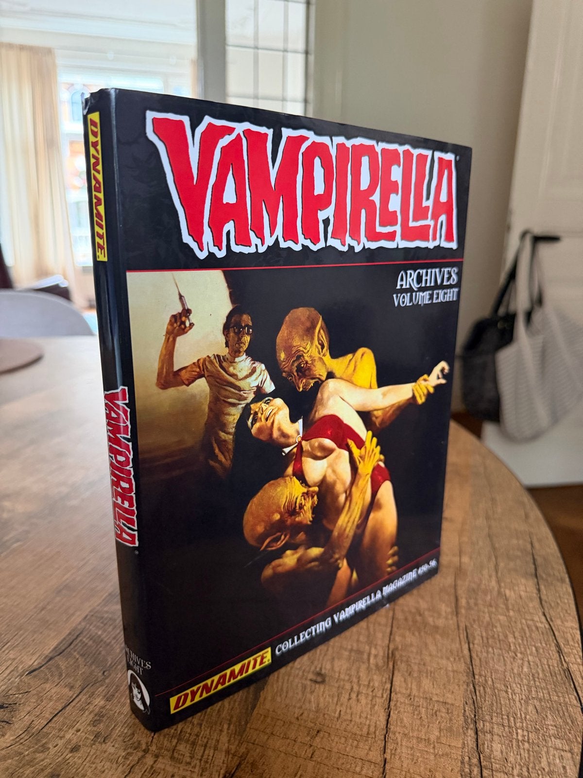 Vampirella Archives Volume Eight - Dynamite Comics, Boeken, Amerika, Complete serie of reeks, Ophalen of Verzenden, Zo goed als nieuw