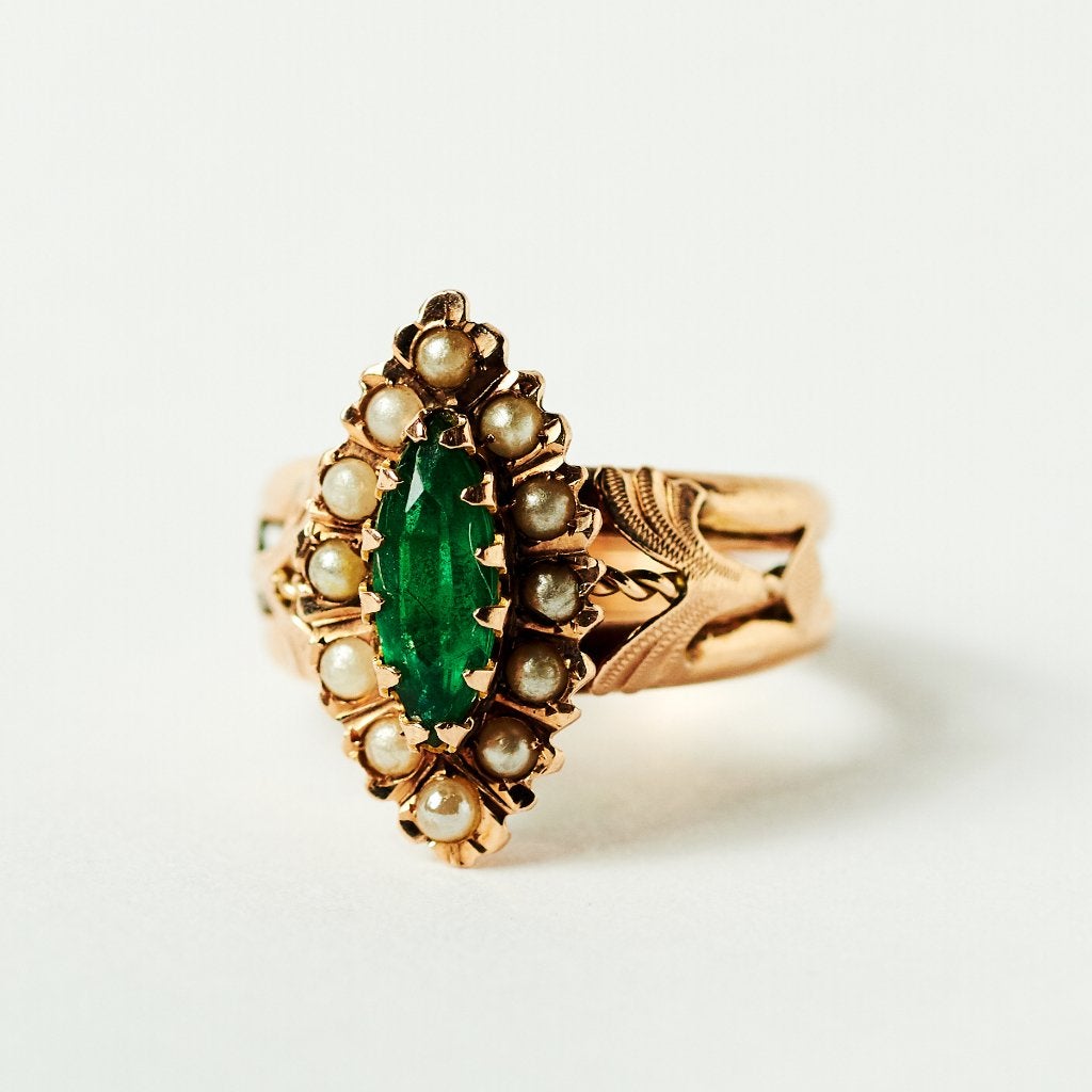 Vintage gouden ring smaragd parel engeland antiek apart, Gebruikt, Ophalen of Verzenden, Kleiner dan 17, Met edelsteen