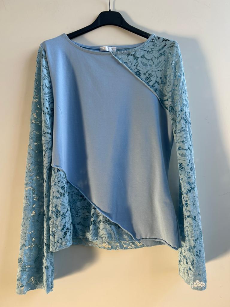 MADE IN ITALY top met kanten mouwen lichtblauw mt TU