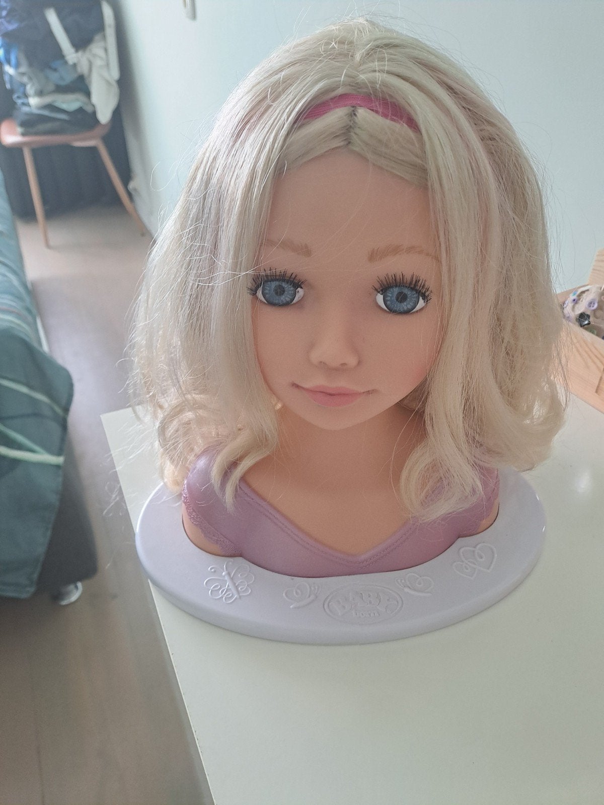 Kappershoofd met blond haar, klokkijken en sierkussens, Ophalen of Verzenden, Zo goed als nieuw, Overige typen
