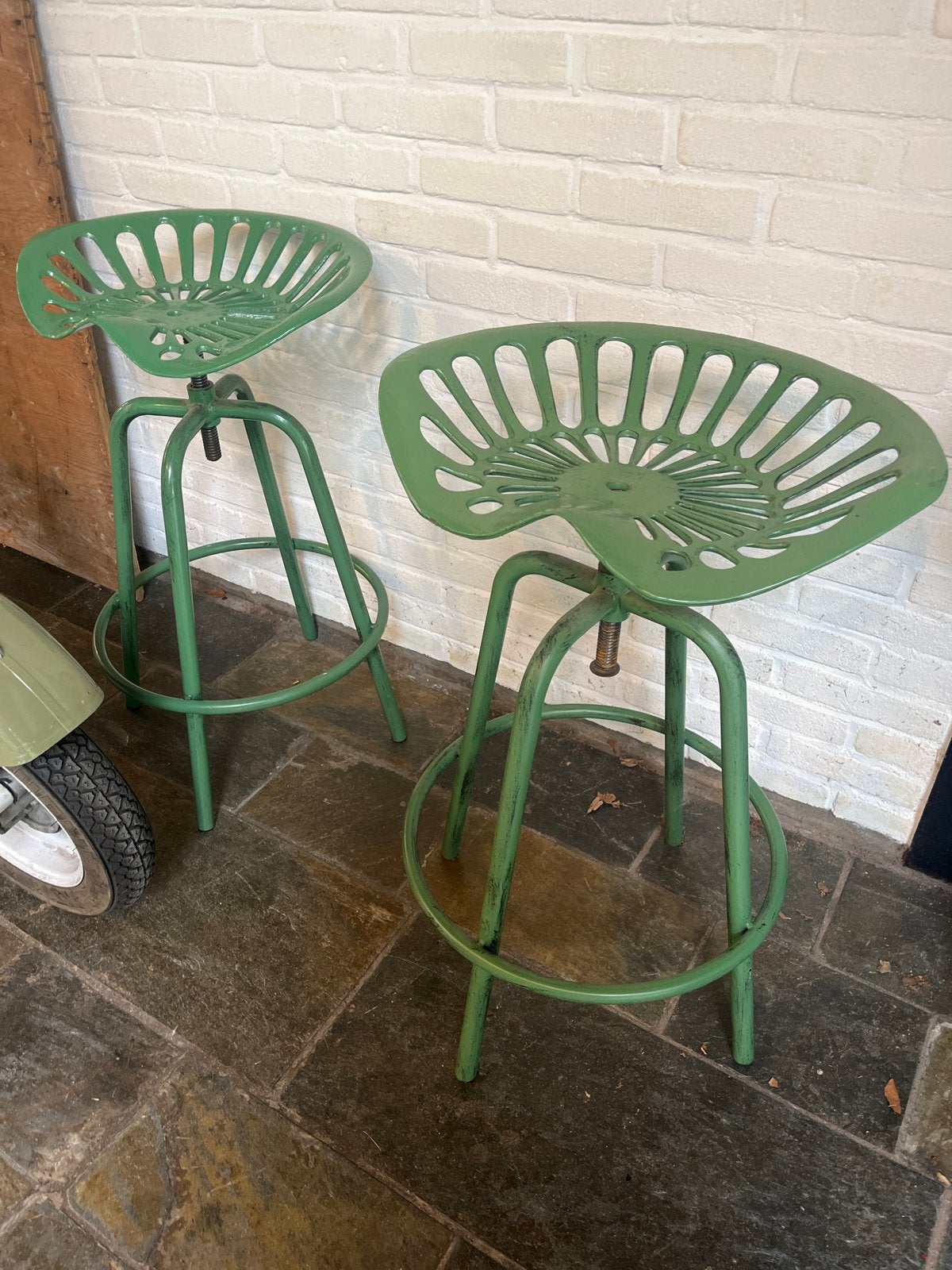 Set van 2 groene industriële tractor barkrukken, Ophalen, Gebruikt, In hoogte verstelbaar, 90 cm of meer