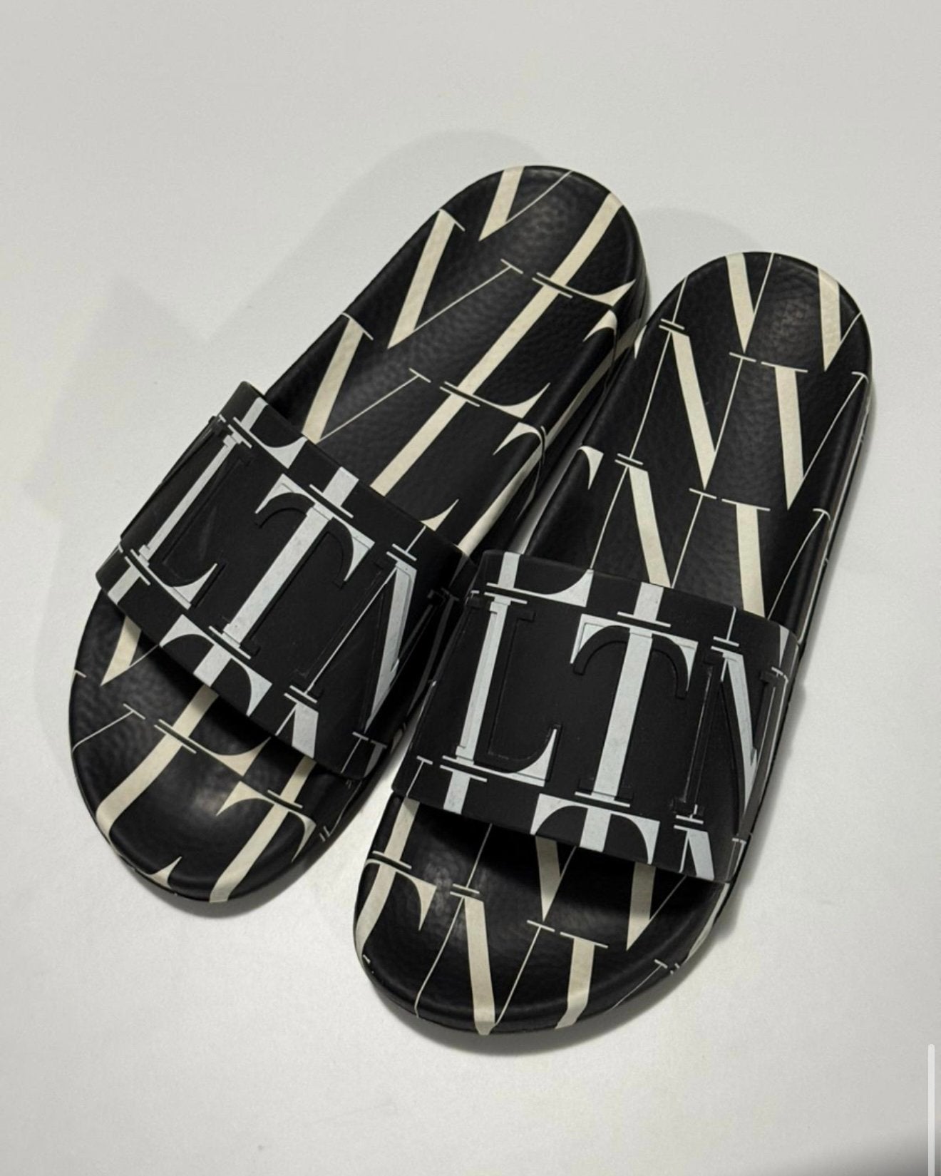 Valentino Garavani Slippers Maat 42 Origineel, Slippers, Zwart, Ophalen of Verzenden, Gedragen