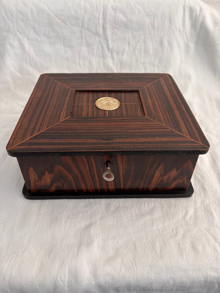 Antieke kist van hout met Sint-Jorispenning en slotje., Ophalen of Verzenden