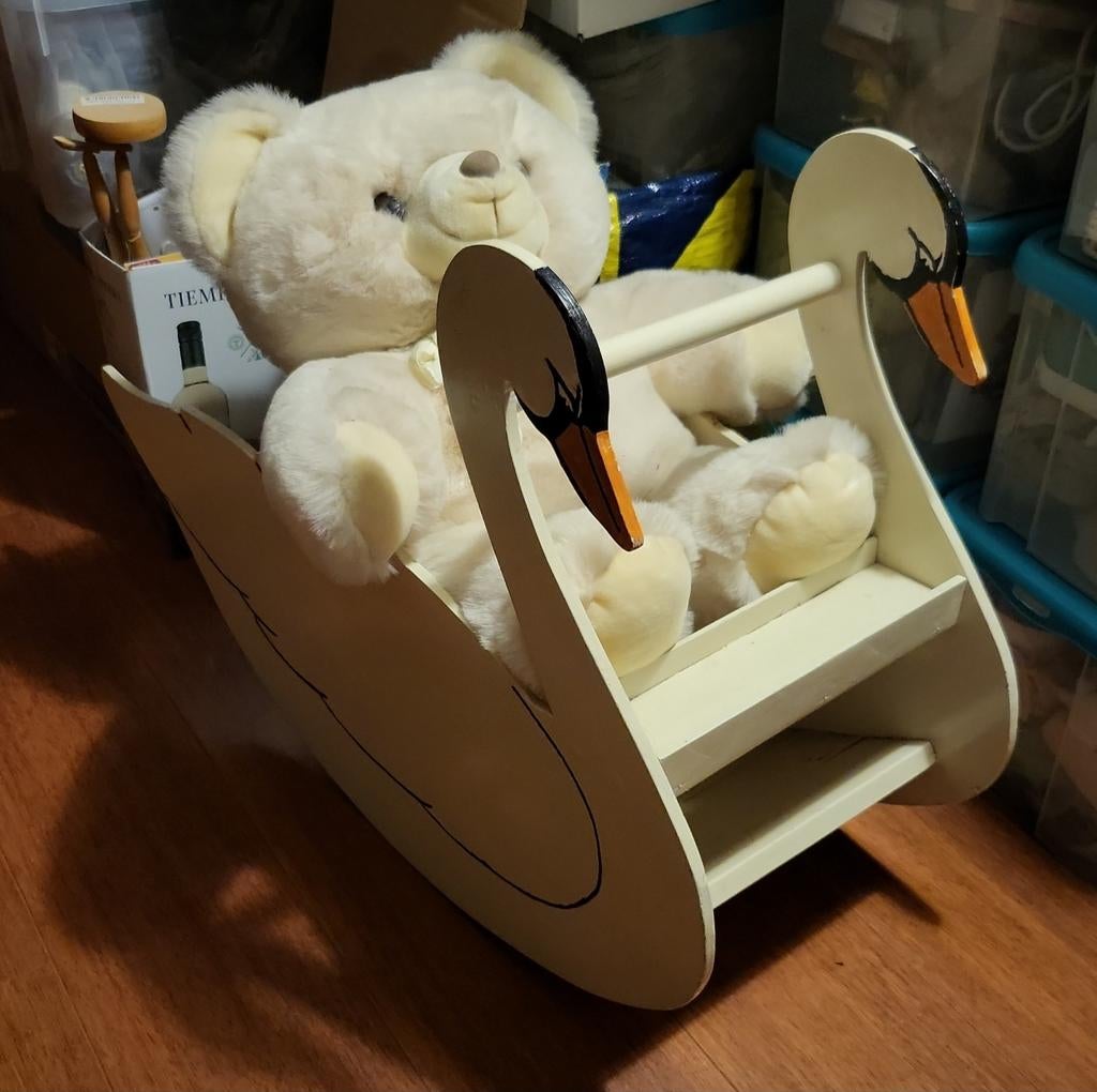 Houten hobbelzwaan met knuffelbeer, Ophalen