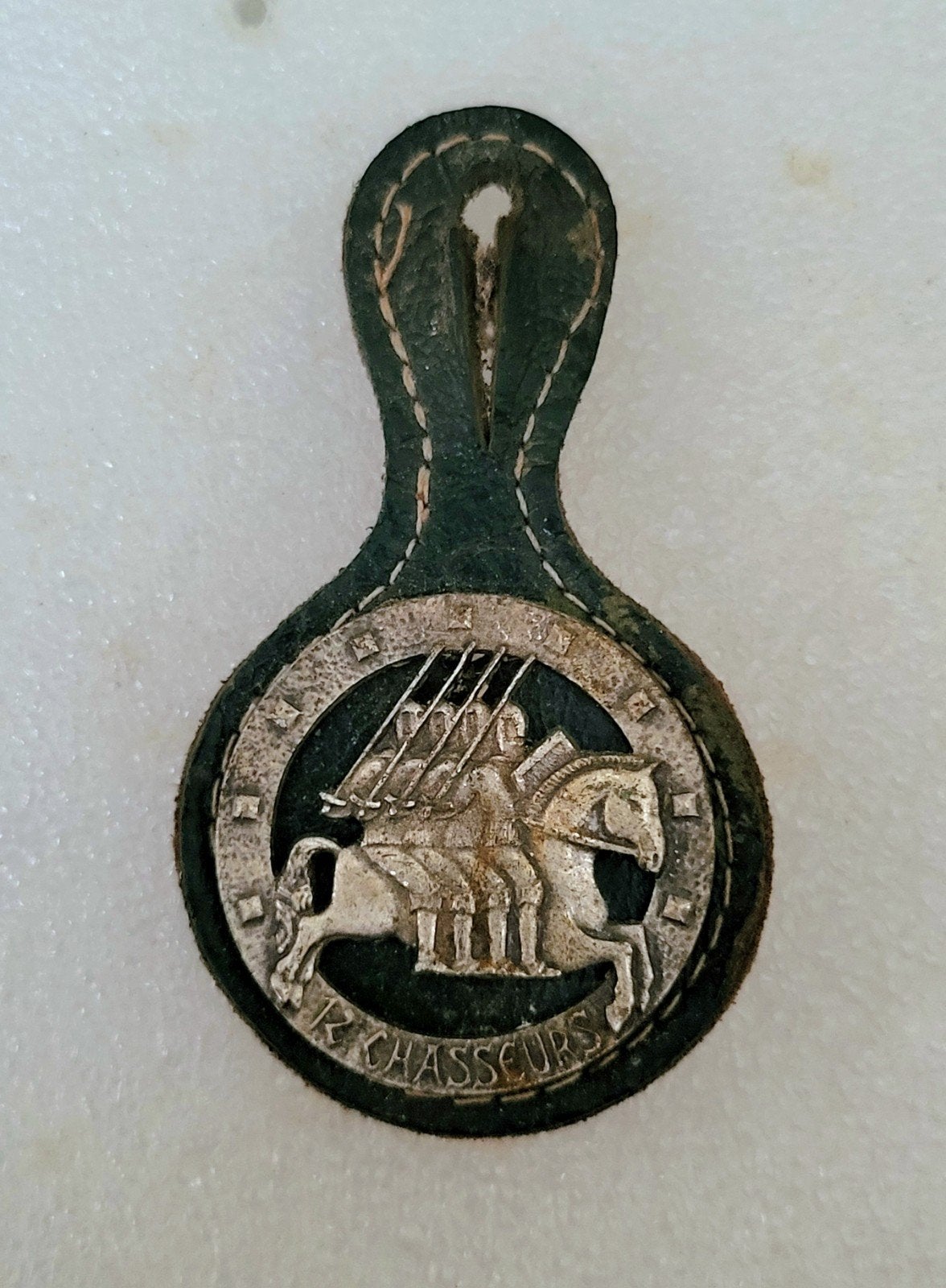 Vintage 12e Chasseurs Speldje Drago Militair Verzamelobject, Ophalen of Verzenden, Landmacht, Overige gebieden, Embleem of Badge