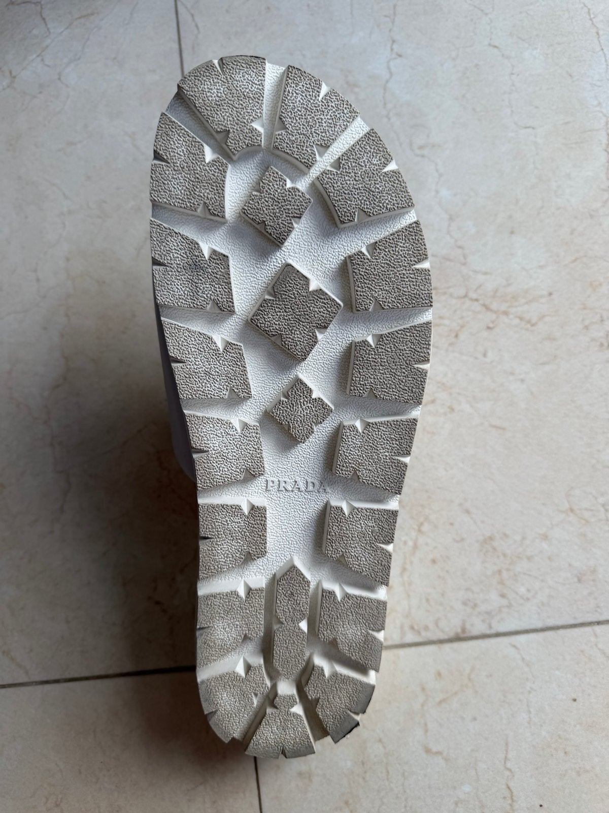 Prada slippers softpad- Wit - Maat 44, Kleding | Heren, Slippers, Wit, Ophalen of Verzenden, Zo goed als nieuw