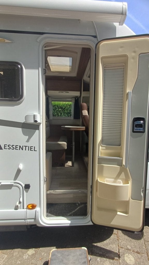 Foto 20 van Te koop: Prachtige, Pilote Essentiel P650 met Queensbed