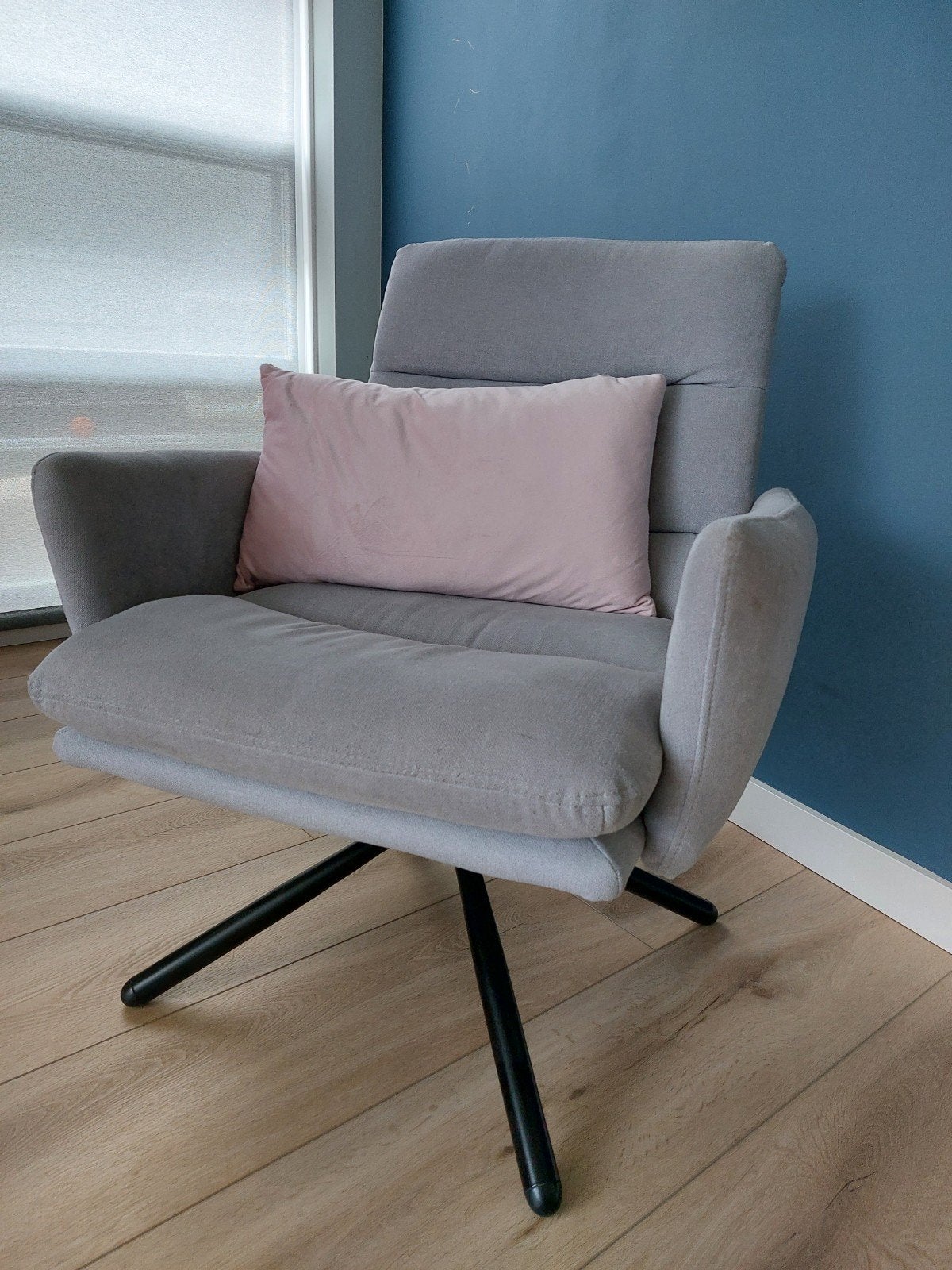 Grijze fauteuil met draaivoet, Ophalen, 75 tot 100 cm, Zo goed als nieuw, Stof