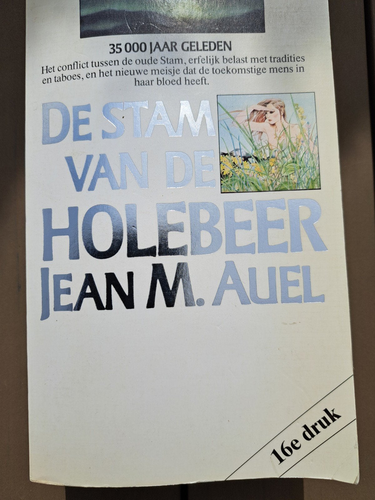 De Stam van de Holebeer - Jean M. Auel (16e druk), Ophalen of Verzenden, Zo goed als nieuw, Jean M. Auel